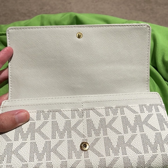 Michael Kors Wallet - Picture 7 of 7